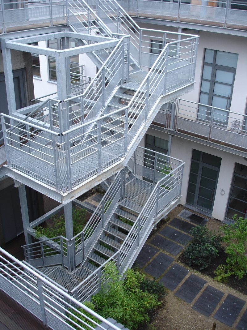 Escalier de secours extérieur et passerelles galvanisées