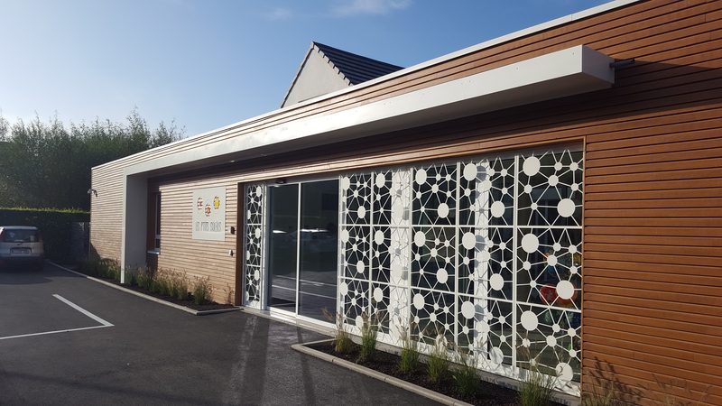 Façade décorative à panneaux perforés