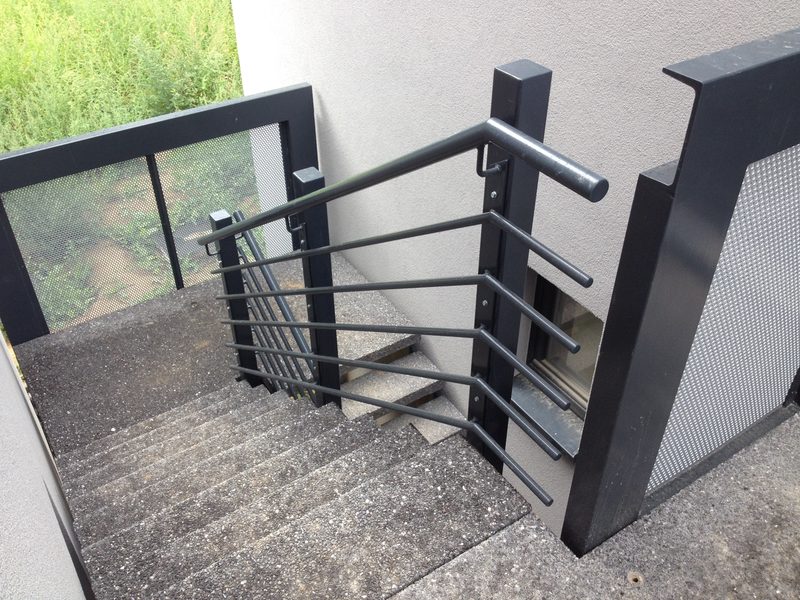 Garde-corps d'escalier extérieur, barres et tôle perforée